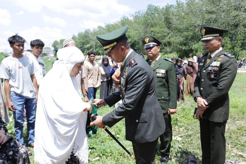 Dandim 0208/Asahan Bertindak Sebagai Irup Pada Pemakaman Serda Suwanto di TPU Al-Firdaus Kisaran Barat 2 IMG 20250825 WA0200