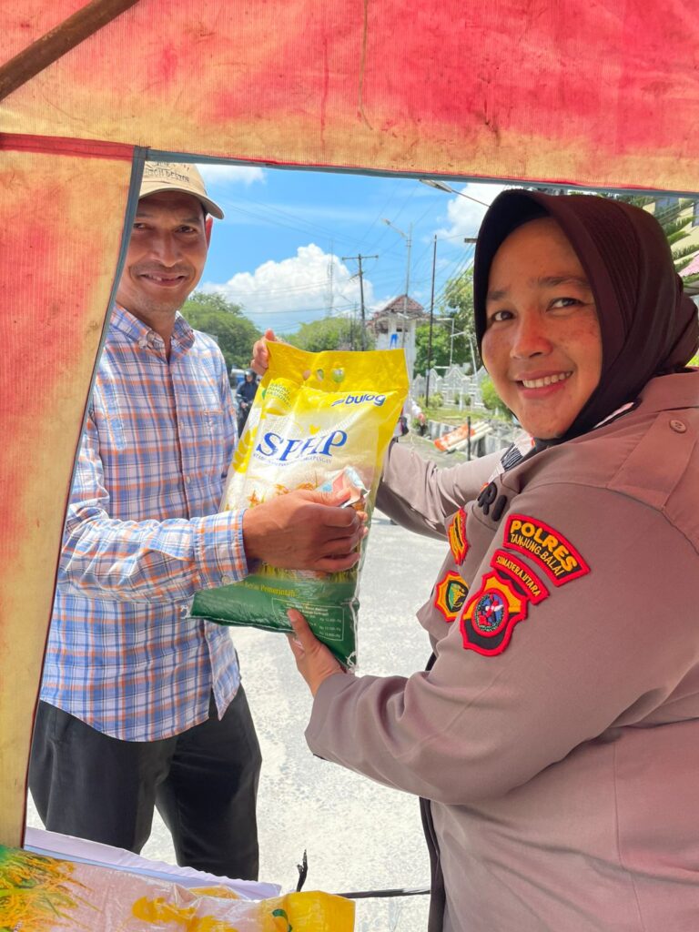 Polres Tanjung Balai Gelar Gerakan Pangan Murah (GPM), 4 Ton Karung Beras Habis di Serbu Masyarakat 2 IMG 20250825 WA0295