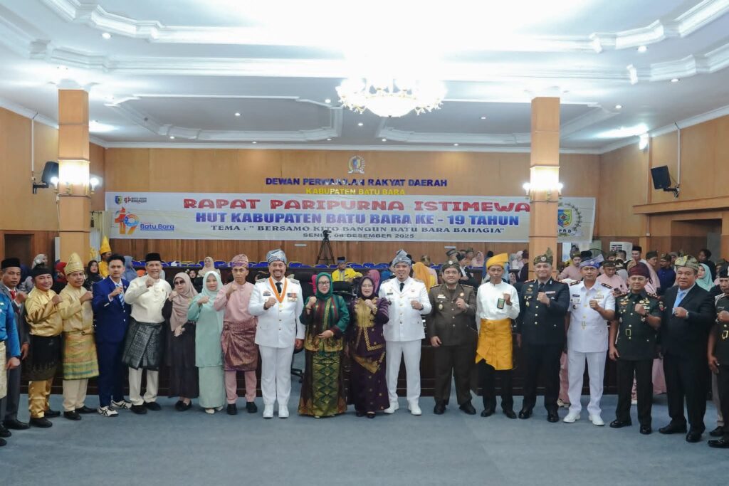 Dandim 0208/Asahan Hadiri Rapat Paripurna Istimewa HUT ke-19 Kabupaten Batu Bara 2 FB IMG 1765239816718