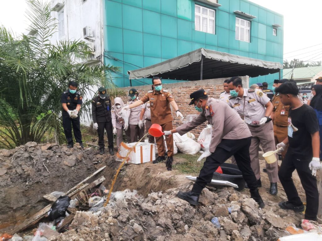 Polsek Datuk Bandar Hadiri Pemusnahan Ribuan Kilogram Produk Ilegal di Tanjungbalai 2 IMG 20251208 WA0114